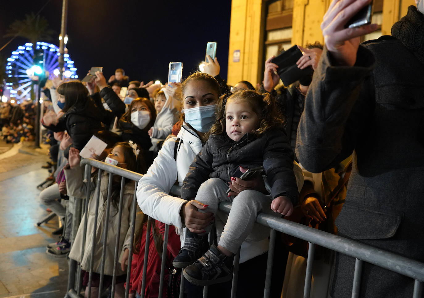 Fotos: La cabalgata de los Reyes Magos recorre las calles de Donostia