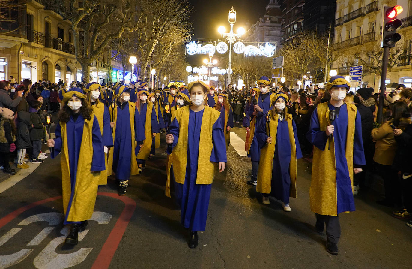 Fotos: La cabalgata de los Reyes Magos recorre las calles de Donostia