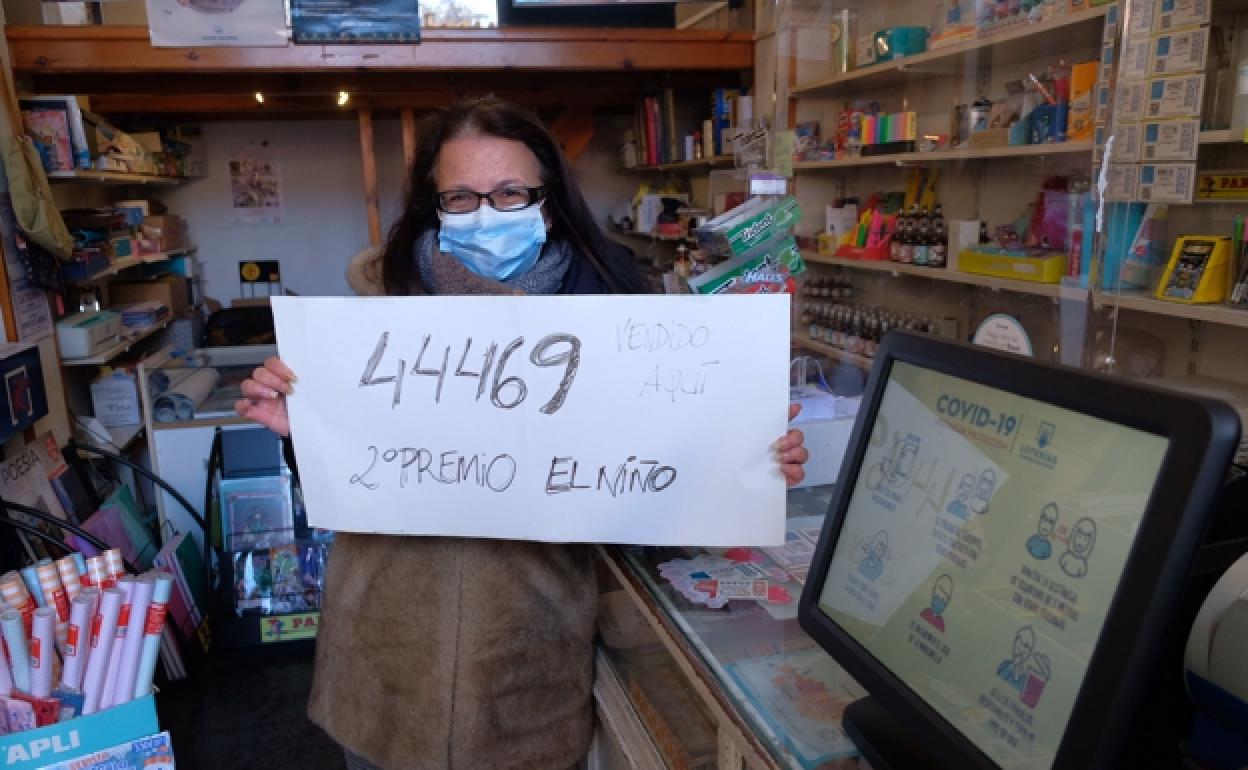 Lara Blasco, en su librería Los Encantos, de Irun, con el número premiado.