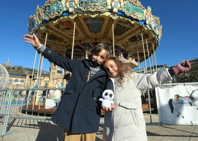 Imagen secundaria 1 - Leo y Duna con sus nuevos juguetes, cortesía de los Reyes Magos. Daniel y Elena, con el fantasma que les trajeron Melchor, Gaspar y Baltasar. Markel estaba feliz ayer estrenando sus regalos de Reyes. 