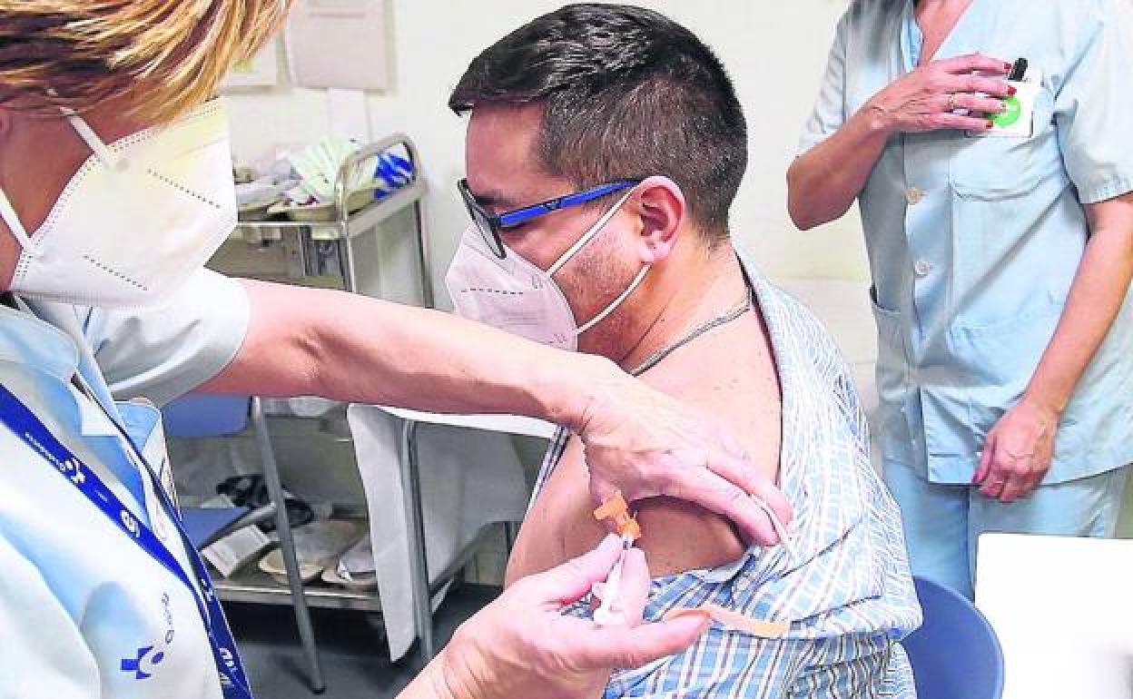 Los expertos auguran un 2022 con nuevas olas de un virus cada vez más debilitado