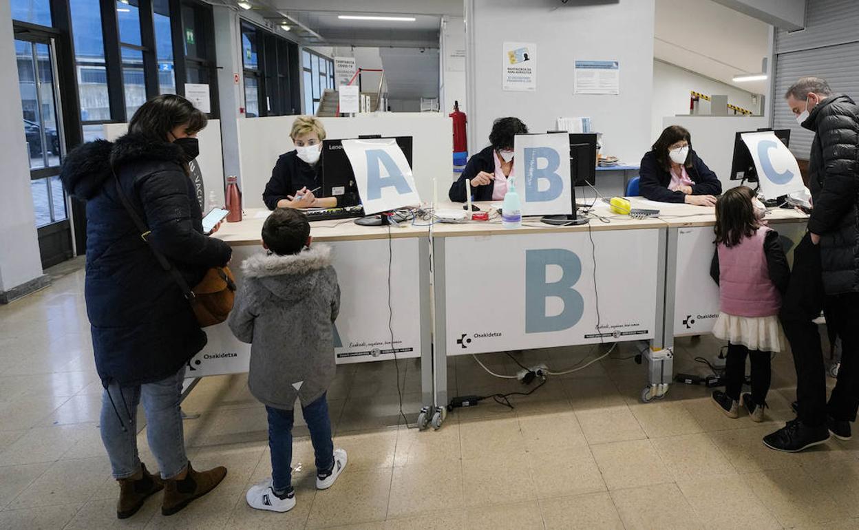 Punto de vacunación de menores en San Sebastián.