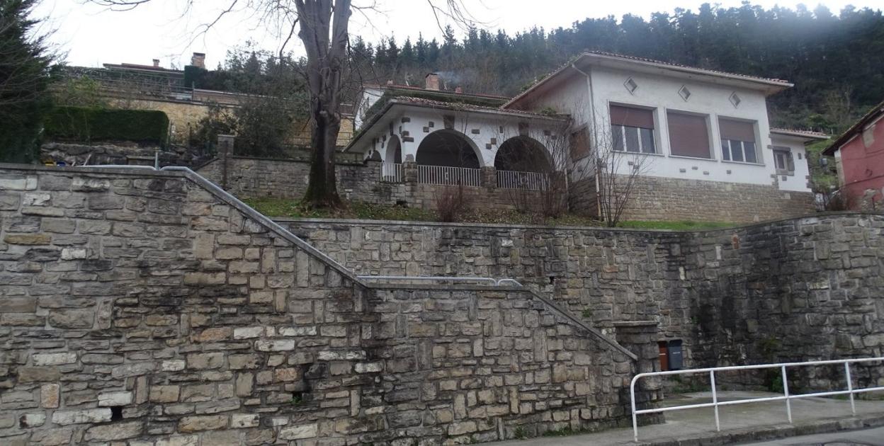 El principal problema que presenta la escuela ocupada de Zubieta es el de la accesibilidad. 