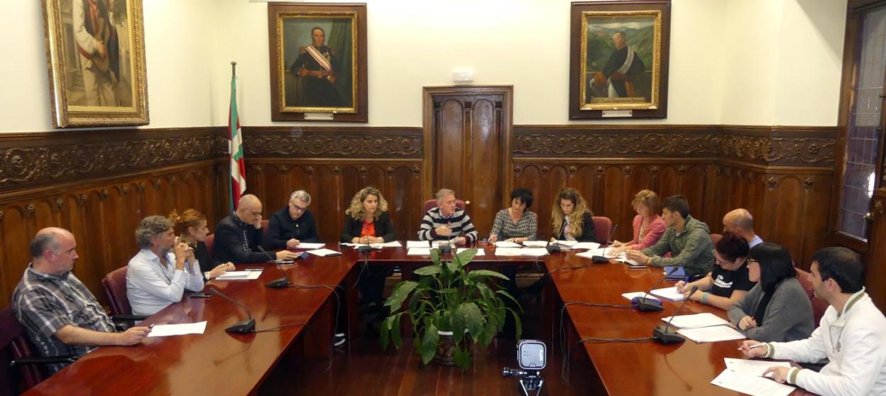 Corporación municipal en la sesión plenaria que cerró el año con diversos acuerdos. 