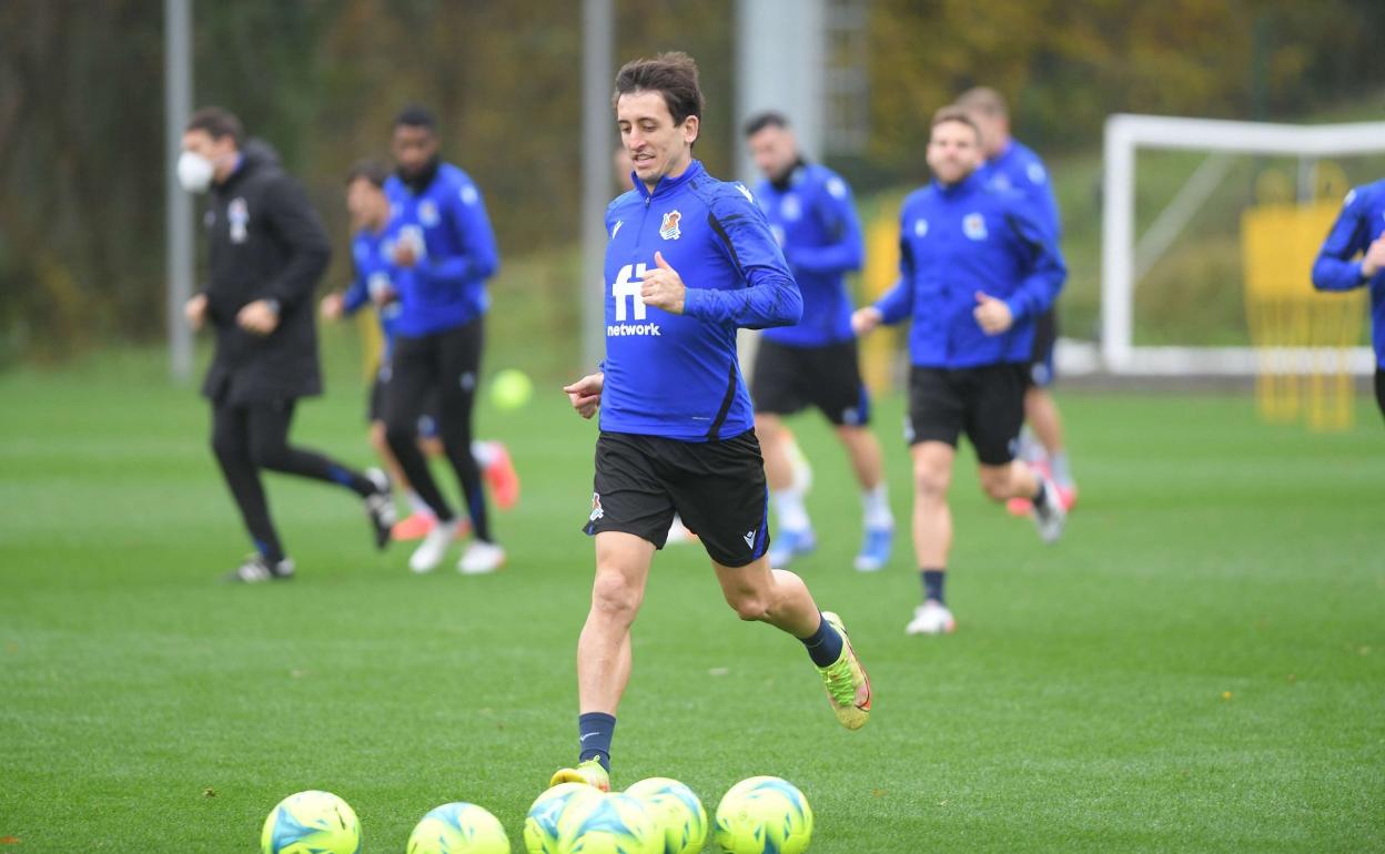 Oyarzabal conduce el balón en un entrenamiento en Zubieta, con Isak e Ilarra, a su espalda. 
