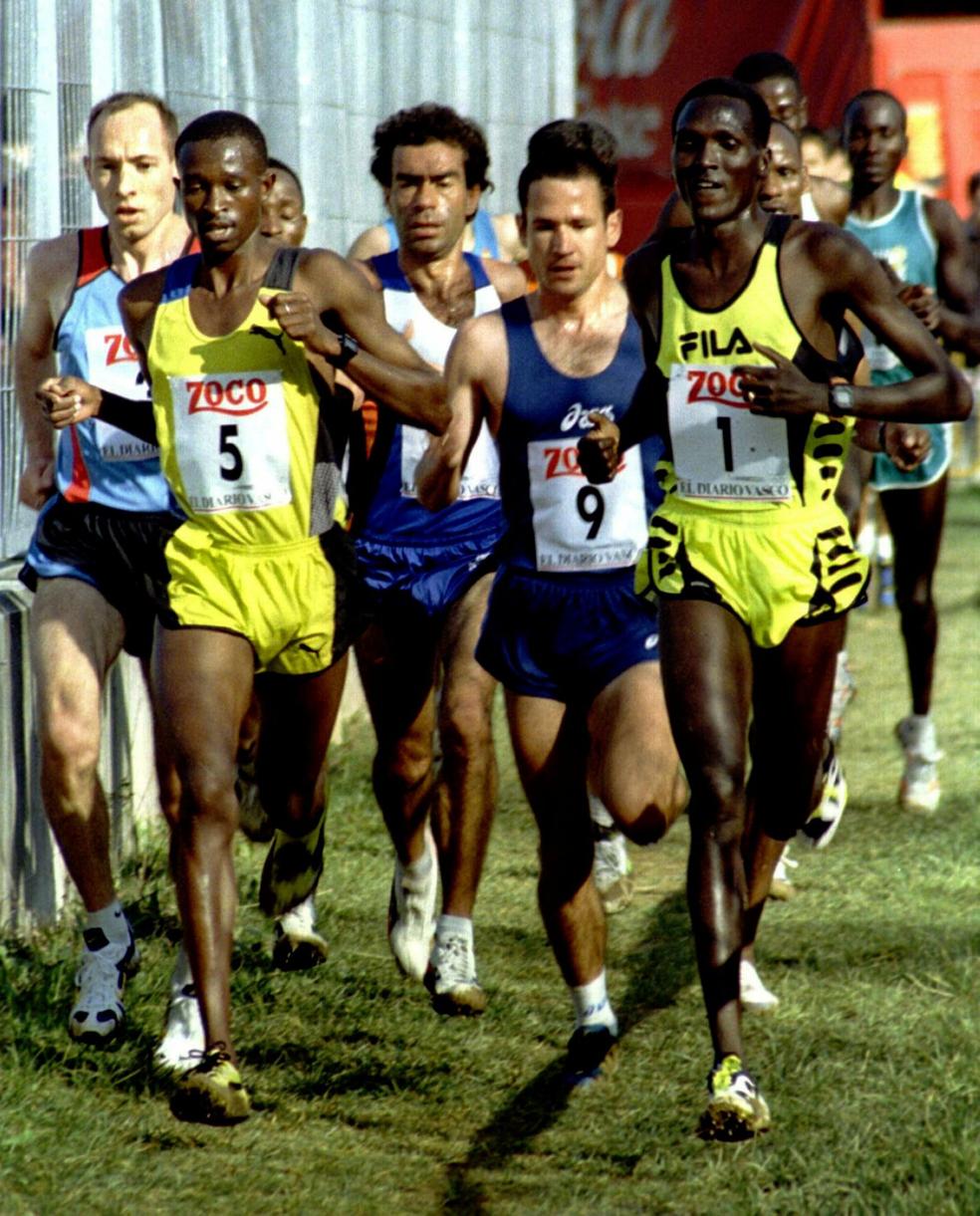 En 1999. Brown, Gachara, Castro, Cuñado y Tergat, al que no fue sencillo traer a Elgoibar, instantes después de la salida. 