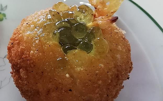 Imagen principal - Arriba, la croqueta de jamón. Abajo, la de hongos, otra con mucho éxito.