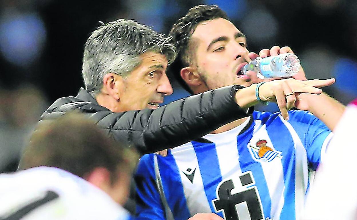 Imanol da instrucciones a Merino en el área técnica mientras está detenido el juego