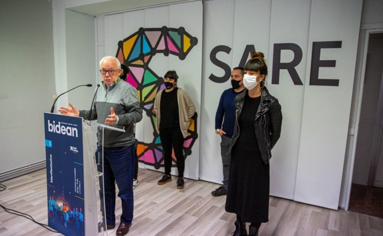 Los portavoces de la plataforma ciudadana Sare durante una reciente comparecencia