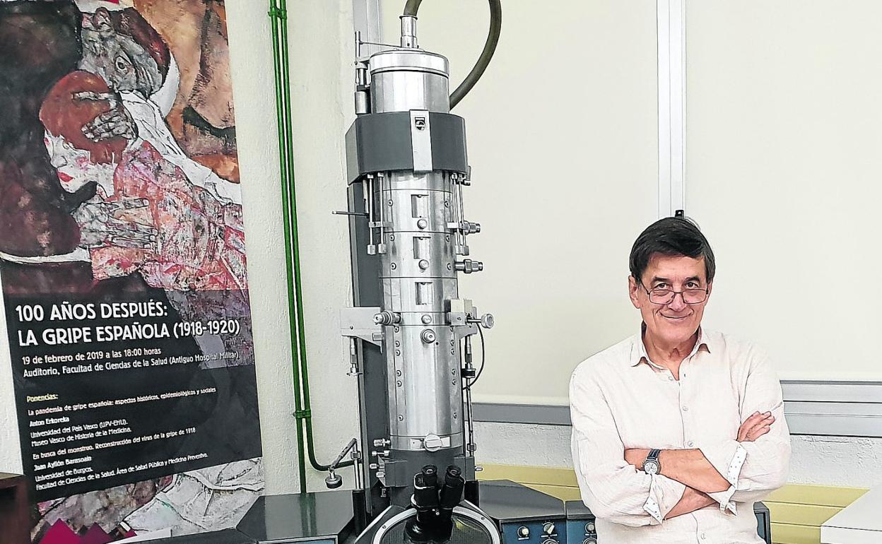 Anton Erkoreka, ante un viejo microscopio electrónico en el Museo Vasco de la Historia de la Medicina. 