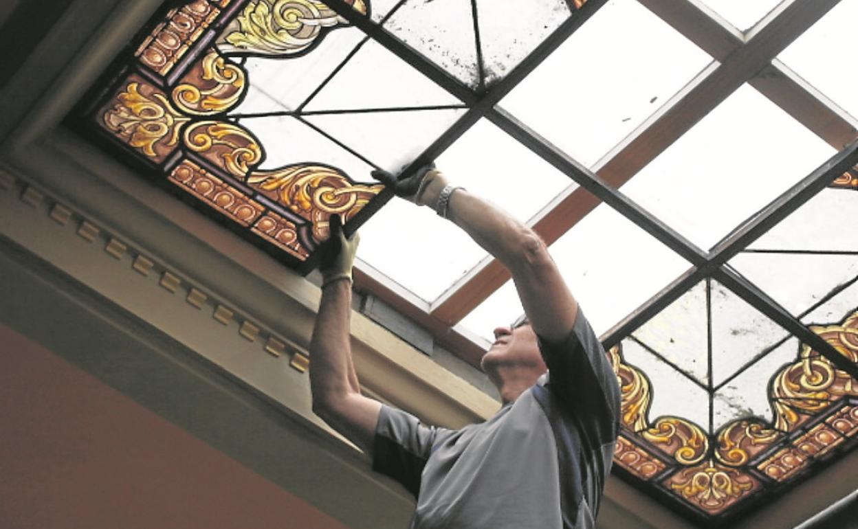 García, en el proceso de retirada de una de las vidrieras.