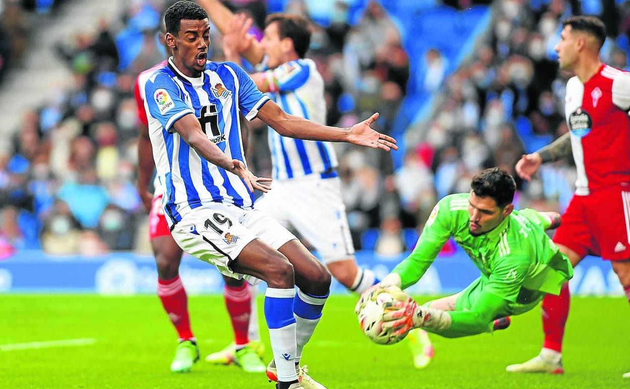 Alexander Isak y Mikel Oyarzabal piden mano después de que el balón impactara en el brazo de Aidoo tras un centro de Remiro