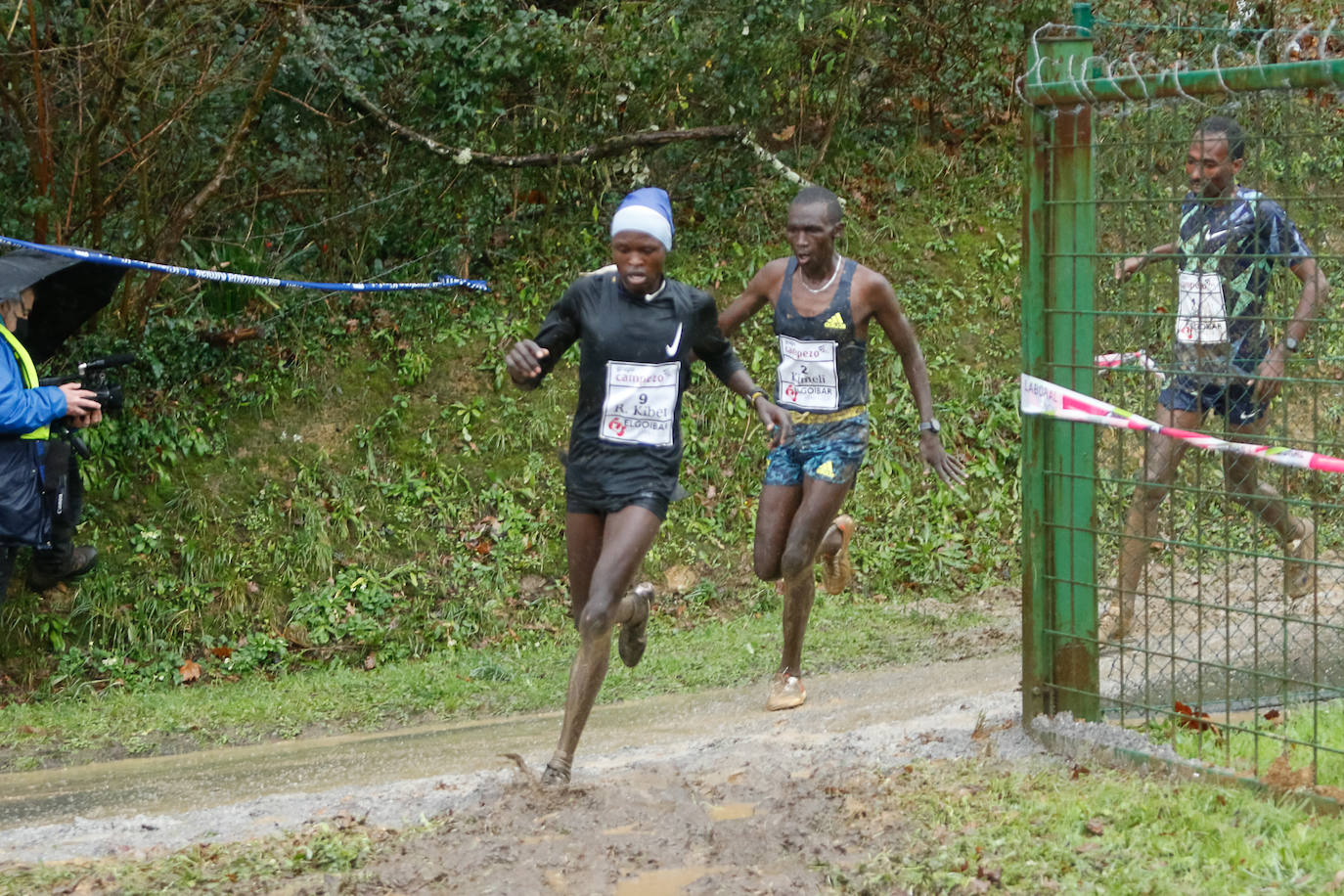 Fotos: Kenia impone su ley en un cross de Elgoibar para quitarse el sombrero
