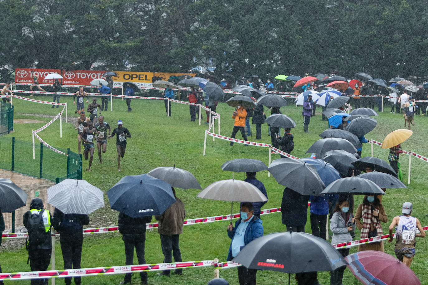 Fotos: Kenia impone su ley en un cross de Elgoibar para quitarse el sombrero