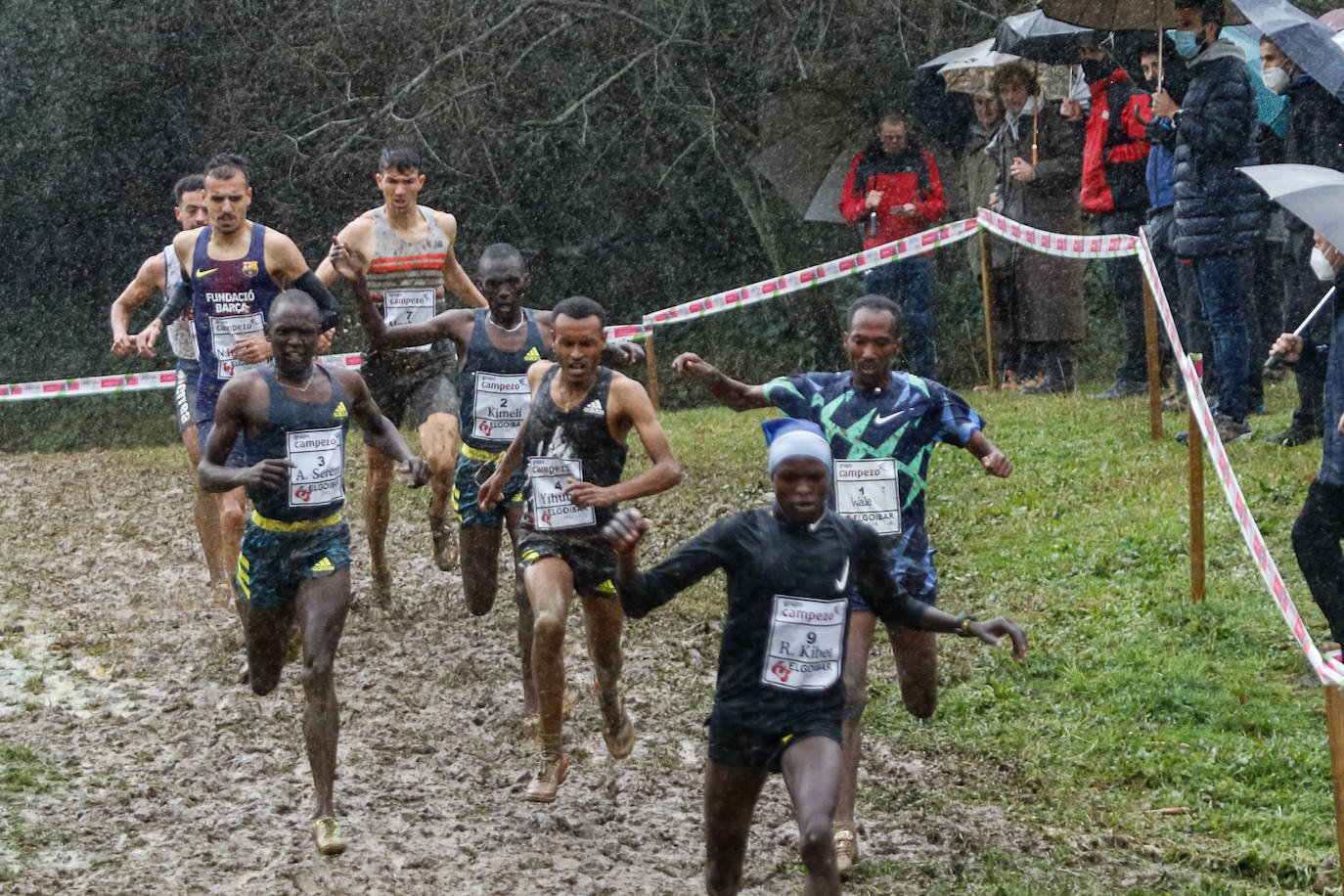 Fotos: Kenia impone su ley en un cross de Elgoibar para quitarse el sombrero
