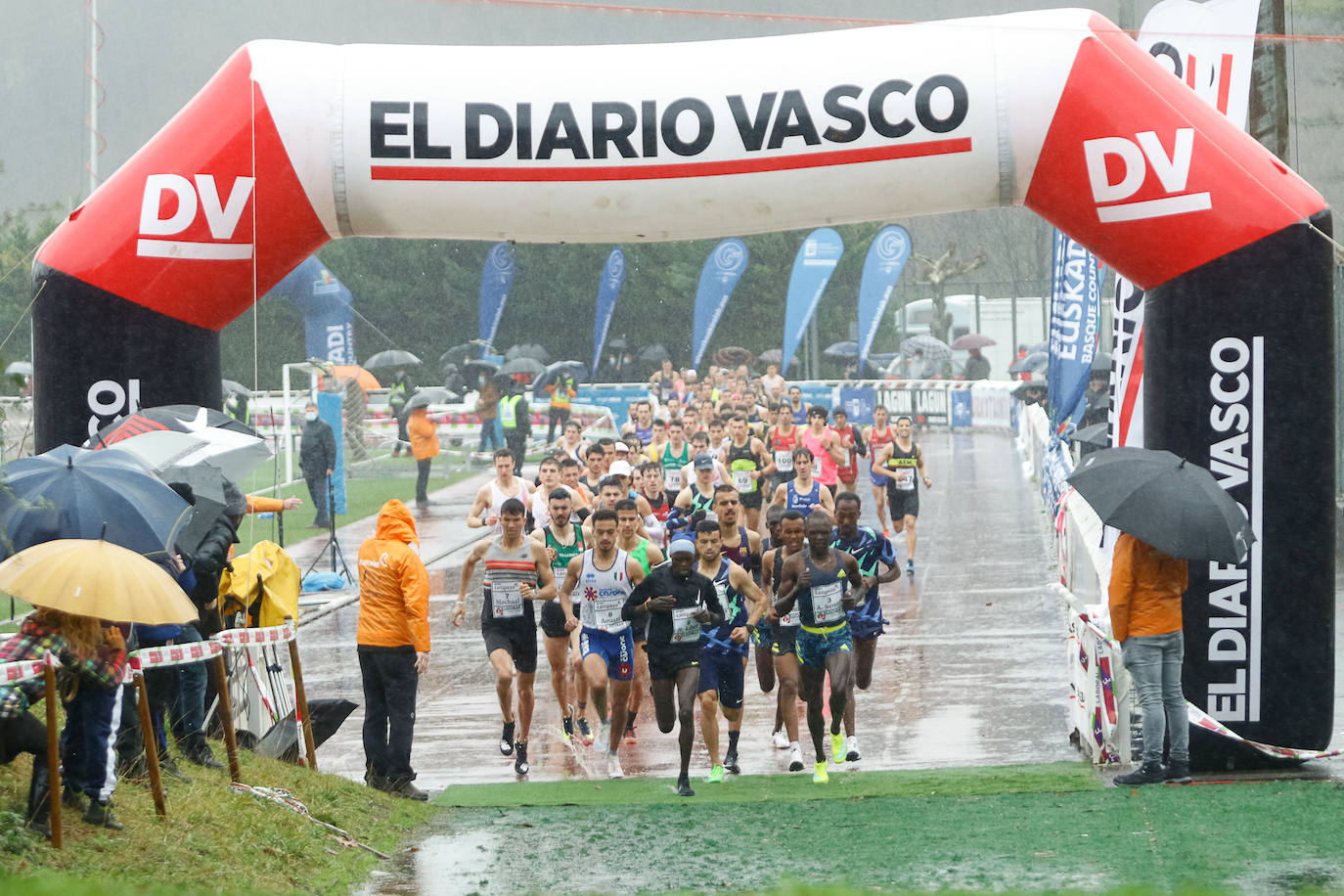 Fotos: Kenia impone su ley en un cross de Elgoibar para quitarse el sombrero