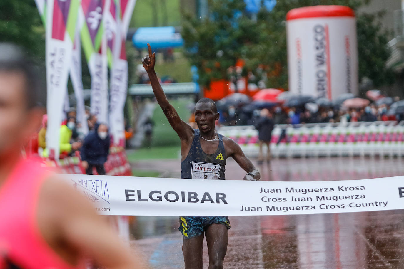 Fotos: Kenia impone su ley en un cross de Elgoibar para quitarse el sombrero