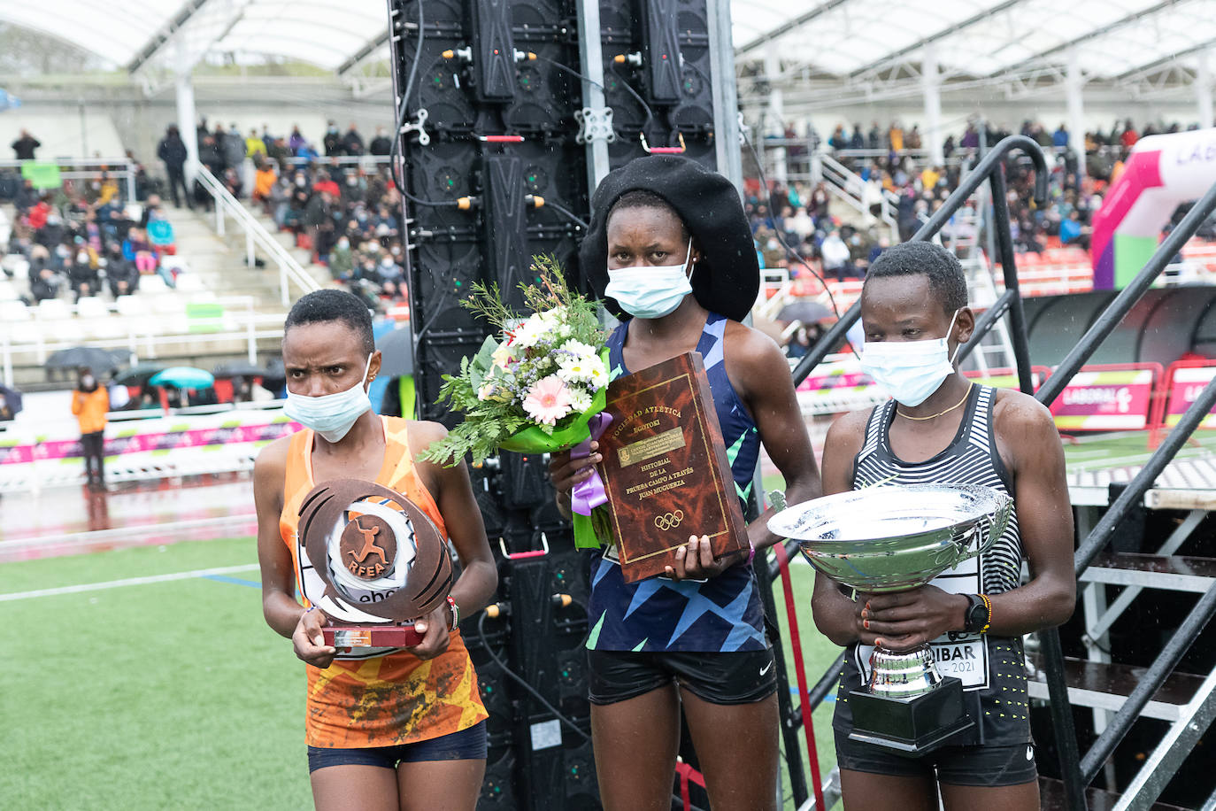 Fotos: Kenia impone su ley en un cross de Elgoibar para quitarse el sombrero