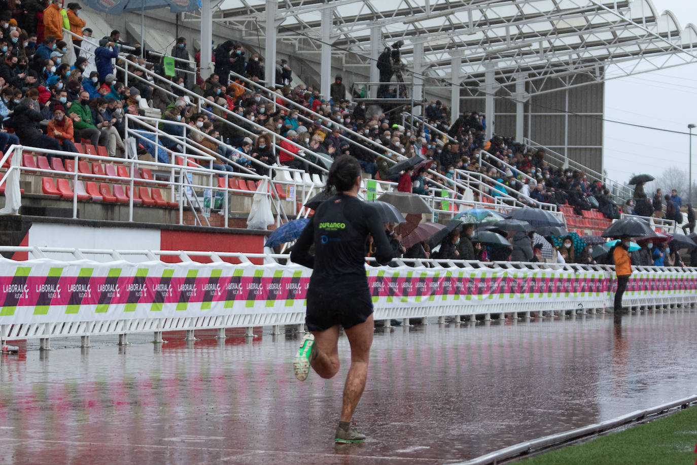 Fotos: Kenia impone su ley en un cross de Elgoibar para quitarse el sombrero