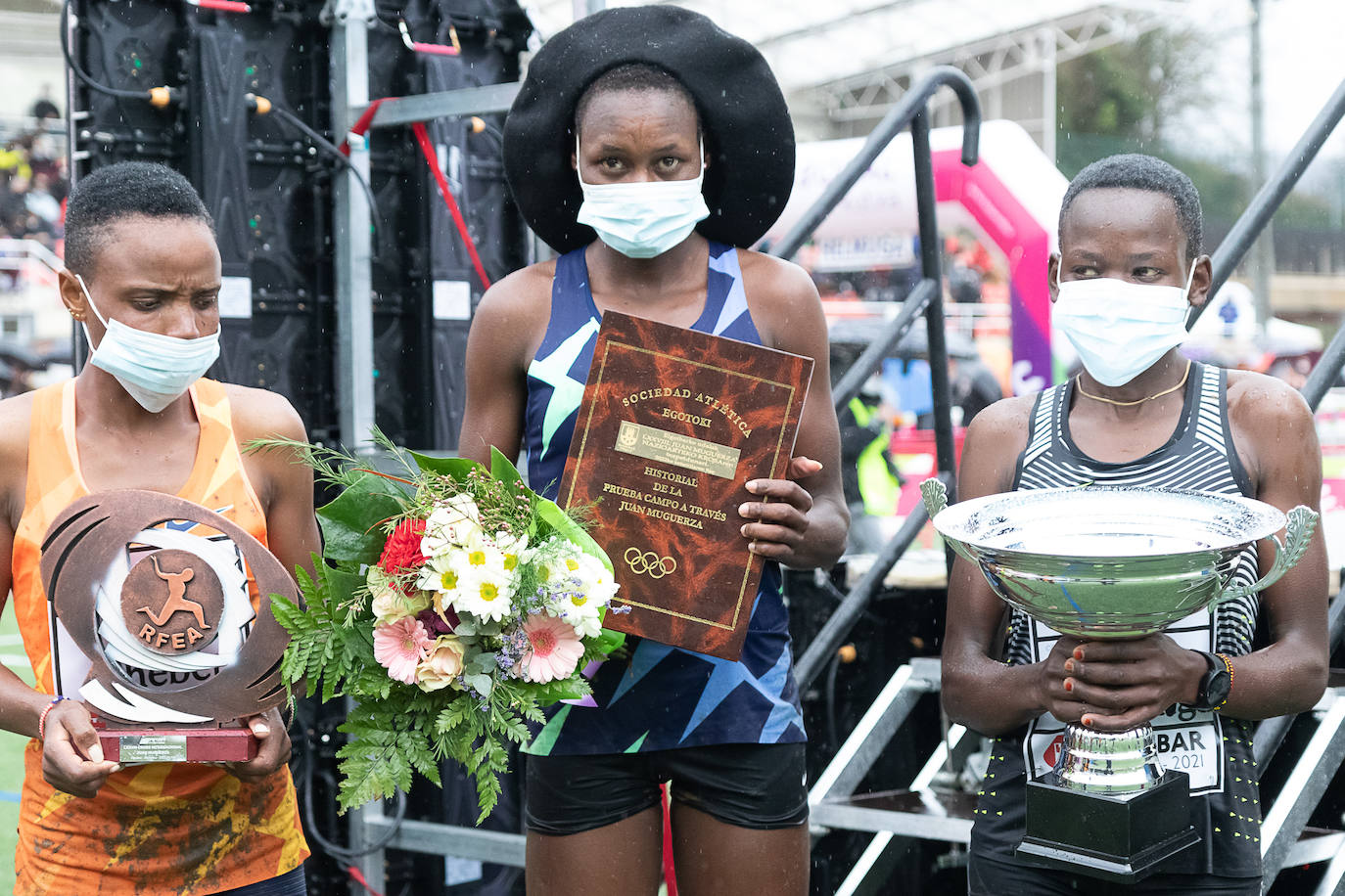 Fotos: Kenia impone su ley en un cross de Elgoibar para quitarse el sombrero