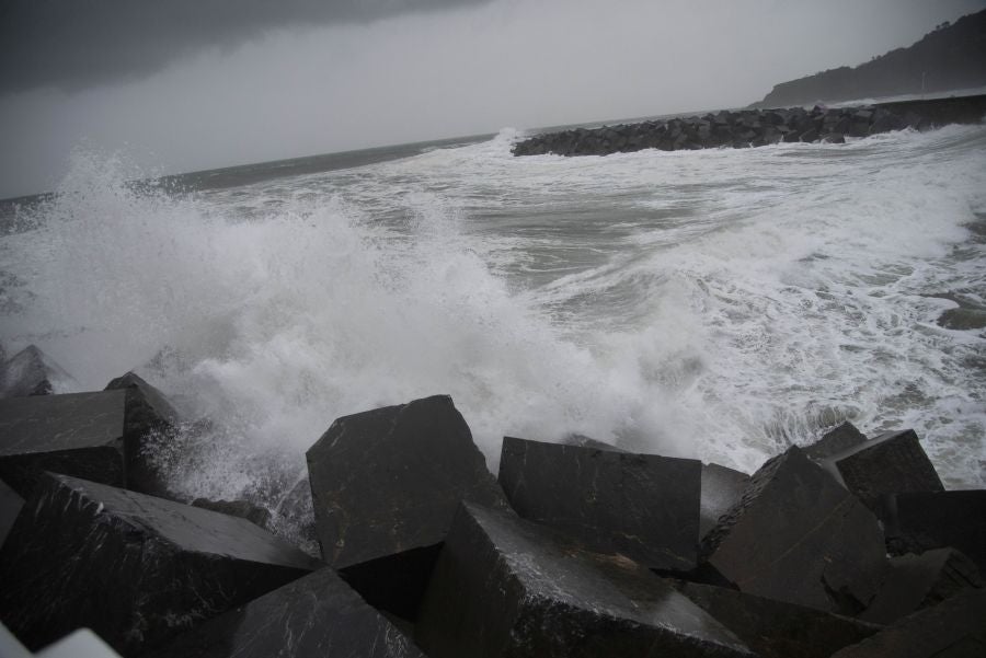 Las zonas expuestas han sufrido el embate del oleaje de más de 6 metros desde primera hora de este domingo y algunas cuencas de ríos en Gipuzkoa han pasado a nivel amarillo