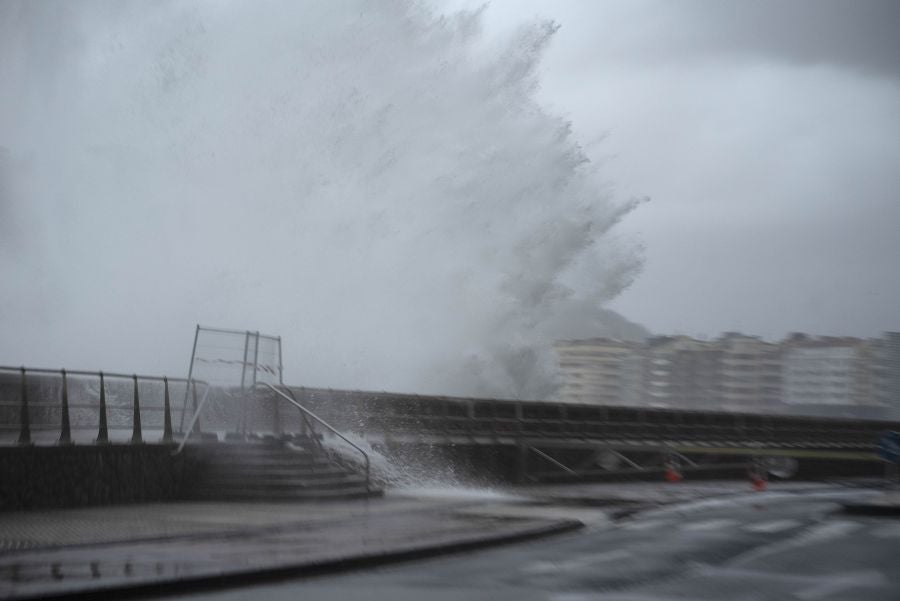 Las zonas expuestas han sufrido el embate del oleaje de más de 6 metros desde primera hora de este domingo y algunas cuencas de ríos en Gipuzkoa han pasado a nivel amarillo