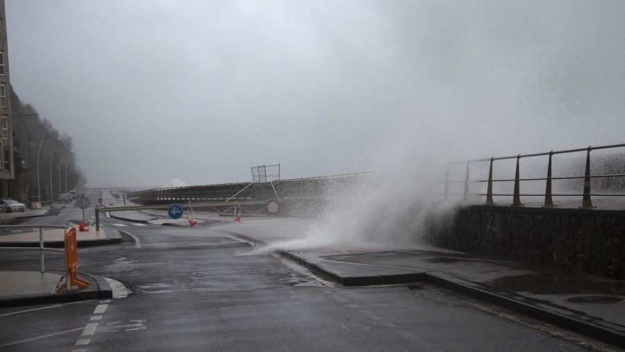 Las zonas expuestas han sufrido el embate del oleaje de más de 6 metros desde primera hora de este domingo y algunas cuencas de ríos en Gipuzkoa han pasado a nivel amarillo