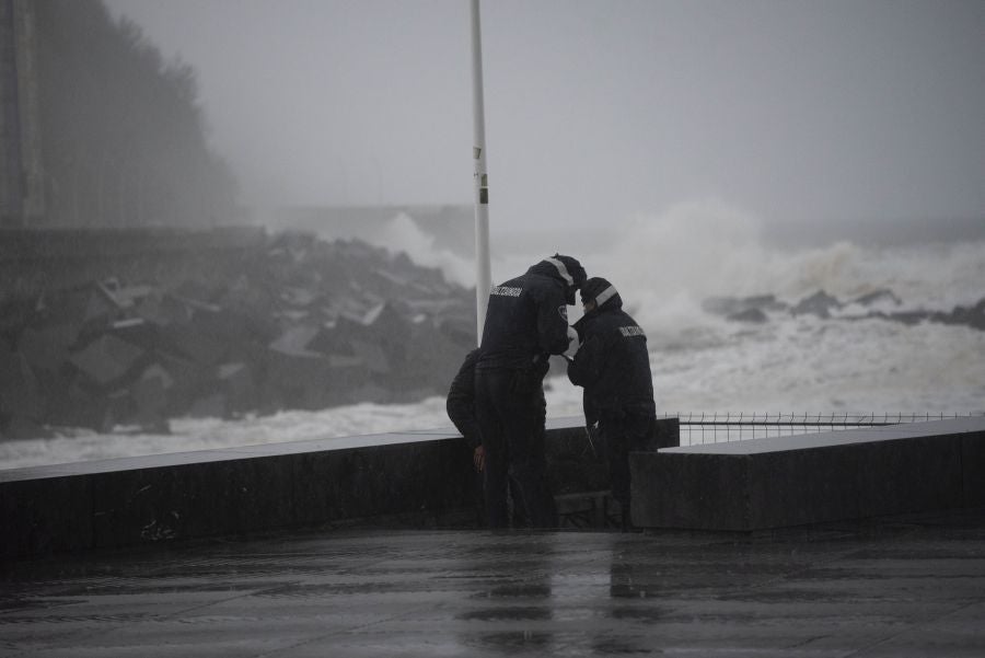 Las zonas expuestas han sufrido el embate del oleaje de más de 6 metros desde primera hora de este domingo y algunas cuencas de ríos en Gipuzkoa han pasado a nivel amarillo
