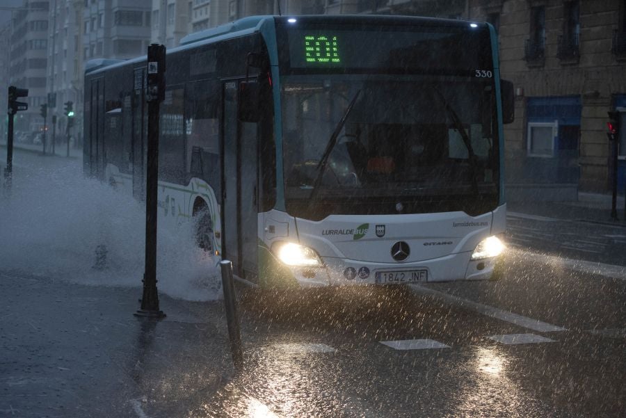 Las zonas expuestas han sufrido el embate del oleaje de más de 6 metros desde primera hora de este domingo y algunas cuencas de ríos en Gipuzkoa han pasado a nivel amarillo