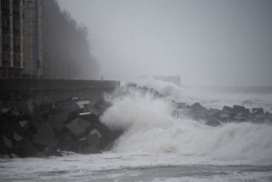 Las zonas expuestas han sufrido el embate del oleaje de más de 6 metros desde primera hora de este domingo y algunas cuencas de ríos en Gipuzkoa han pasado a nivel amarillo