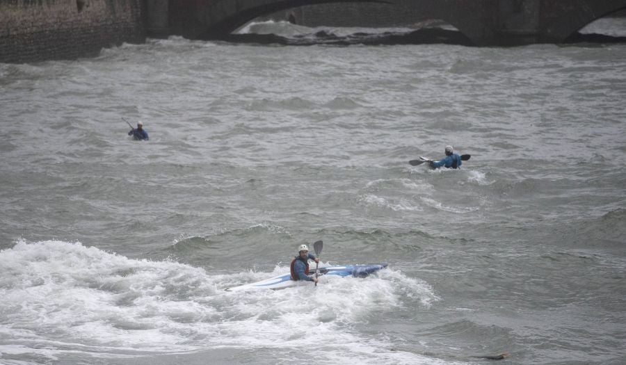 Las zonas expuestas han sufrido el embate del oleaje de más de 6 metros desde primera hora de este domingo y algunas cuencas de ríos en Gipuzkoa han pasado a nivel amarillo