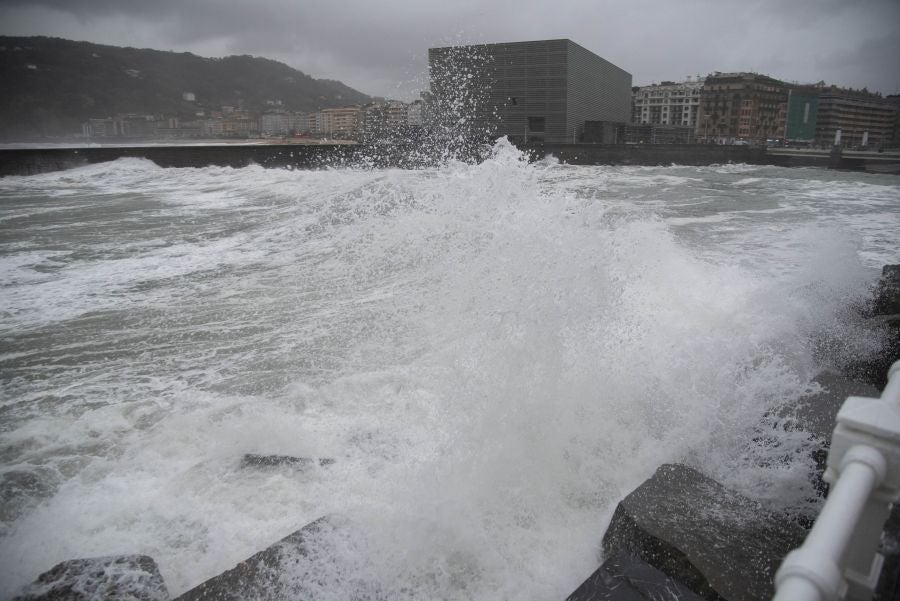 Las zonas expuestas han sufrido el embate del oleaje de más de 6 metros desde primera hora de este domingo y algunas cuencas de ríos en Gipuzkoa han pasado a nivel amarillo