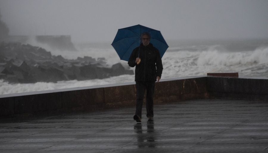 Las zonas expuestas han sufrido el embate del oleaje de más de 6 metros desde primera hora de este domingo y algunas cuencas de ríos en Gipuzkoa han pasado a nivel amarillo