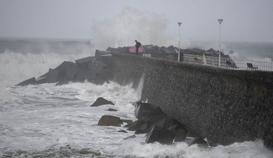 Las zonas expuestas han sufrido el embate del oleaje de más de 6 metros desde primera hora de este domingo y algunas cuencas de ríos en Gipuzkoa han pasado a nivel amarillo