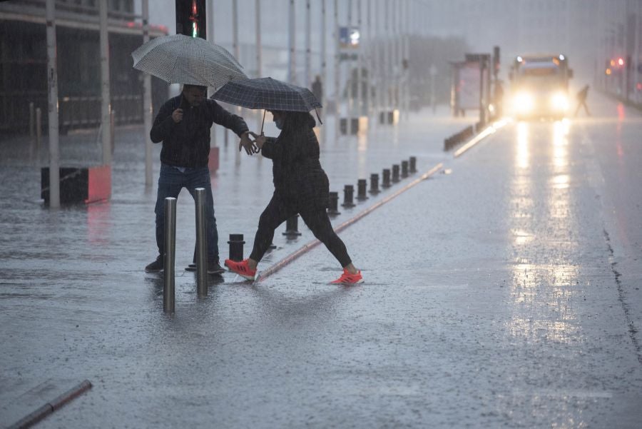 Las zonas expuestas han sufrido el embate del oleaje de más de 6 metros desde primera hora de este domingo y algunas cuencas de ríos en Gipuzkoa han pasado a nivel amarillo