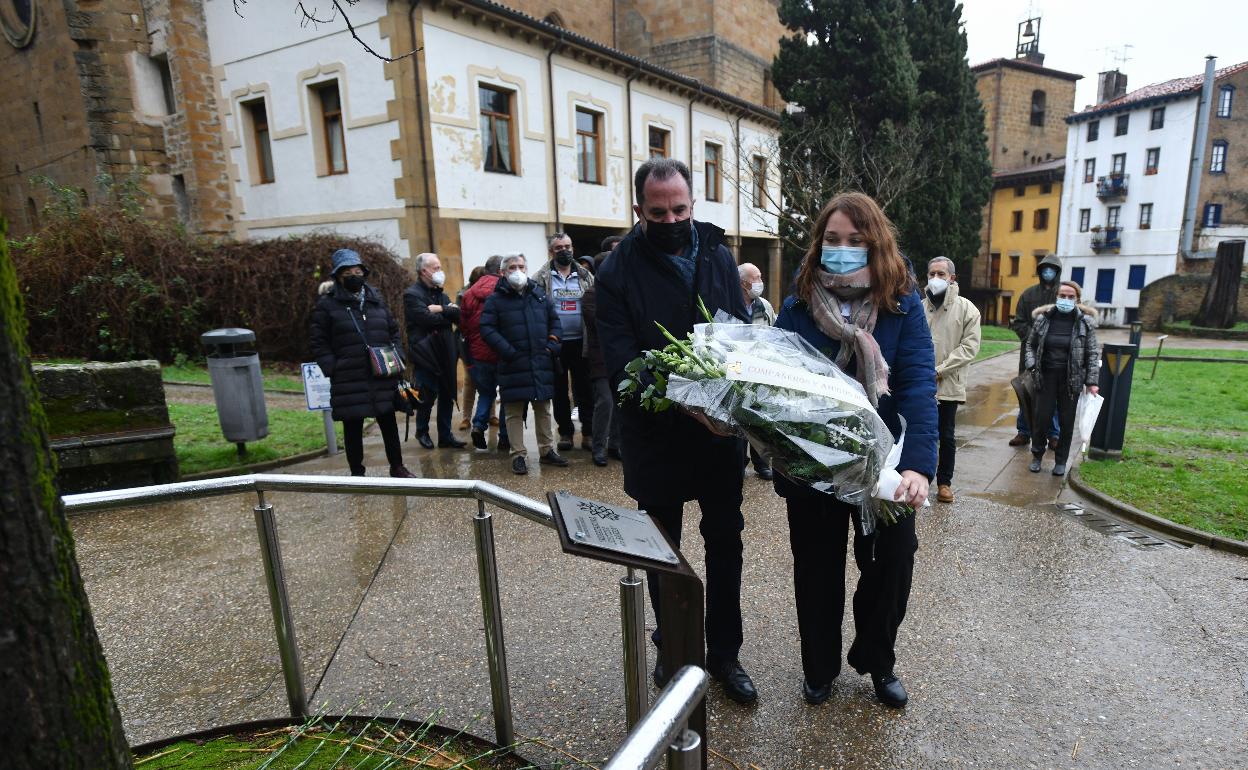 Carlos Iturgaiz y Muriel Larrea depositan un ramo de flores junto al monumento que recuerda a las víctimas del terrorismo, esta mañana en Zarautz. 