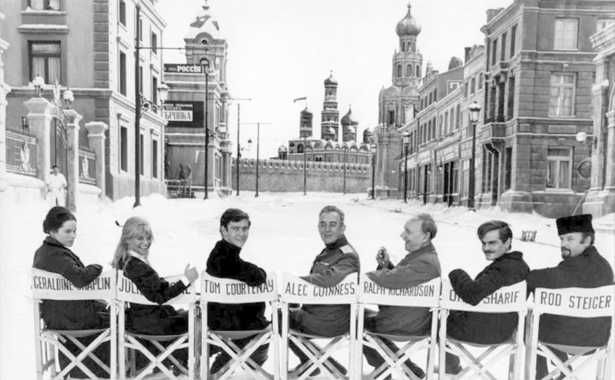 Los protagonistas, sentados en el decorado que reproduce una calle de Moscú, con el Kremlin al fondo.
