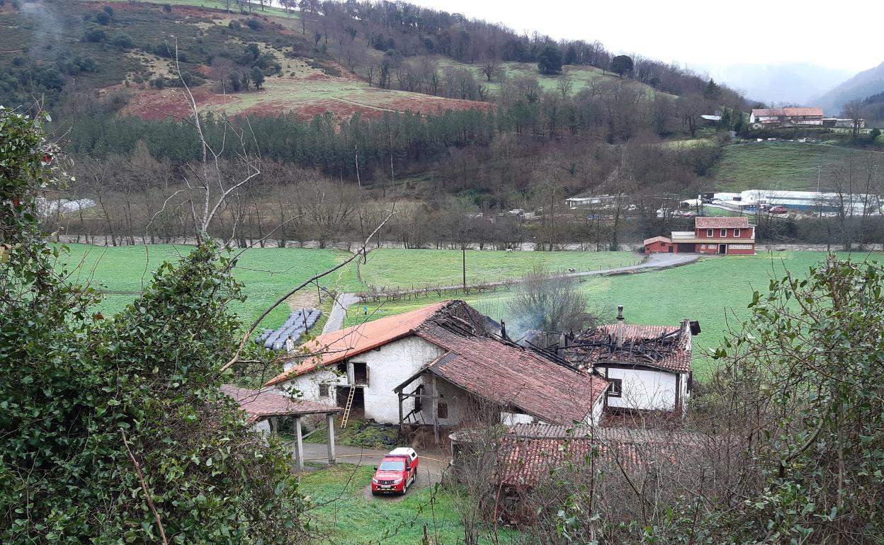 Estado en el que ha quedado el caserío tras el incendio..