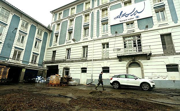 El manantial de Alzola amanece con dos metros de agua