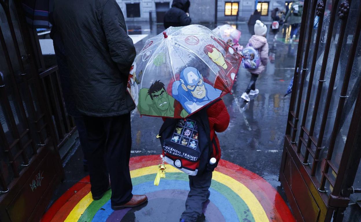 Regreso a claes de los alumnos en un centro educativo en Euskadi.