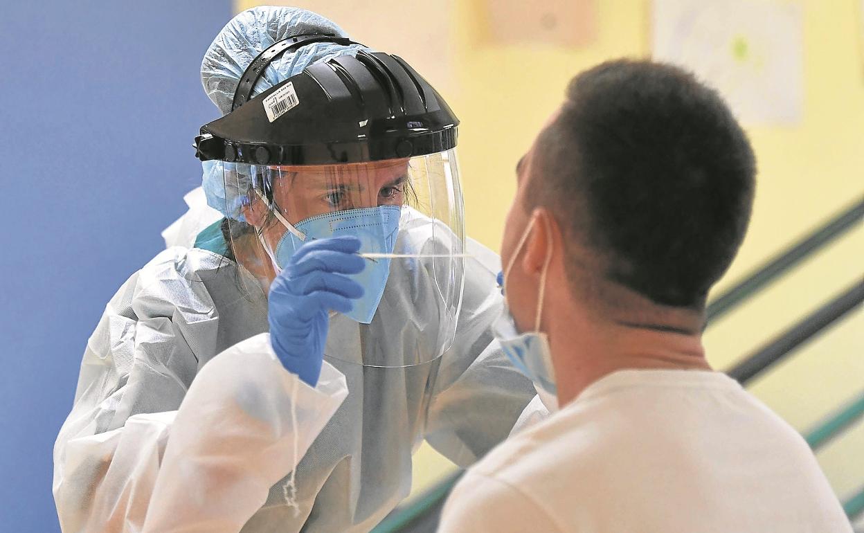 Una sanitaria realiza una prueba a un posible positivo por Covid en Bergara.