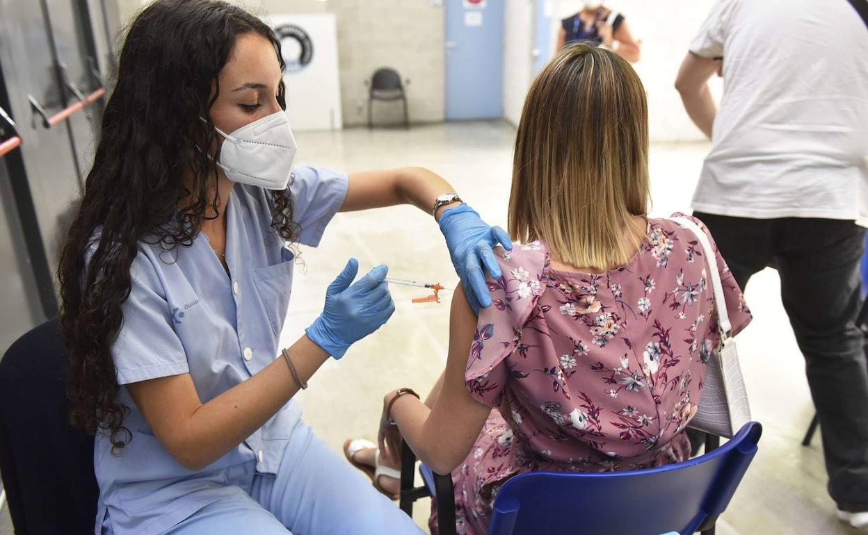 Casi el 60% de los mayores de 40 años en Euskadi se ha puesto la dosis de recuerdo de la vacuna anticovid.