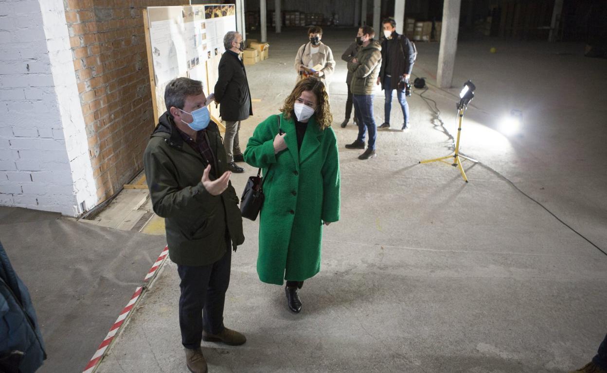 José Antonio Santano y Cristina Laborda detallaron el proyecto de ampliación del CBA en el espacio que ocupará, bajo la plaza de San Juan. 