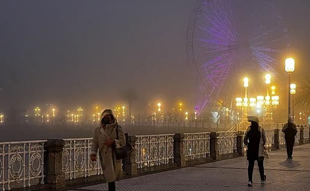 Galería. San Sebastián ha amenecido bajo una espesa niebla 