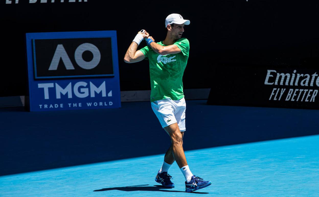 Novak Djokovic, durante un entrenamiento previo al inicio del Open de Australia en Melbourne.