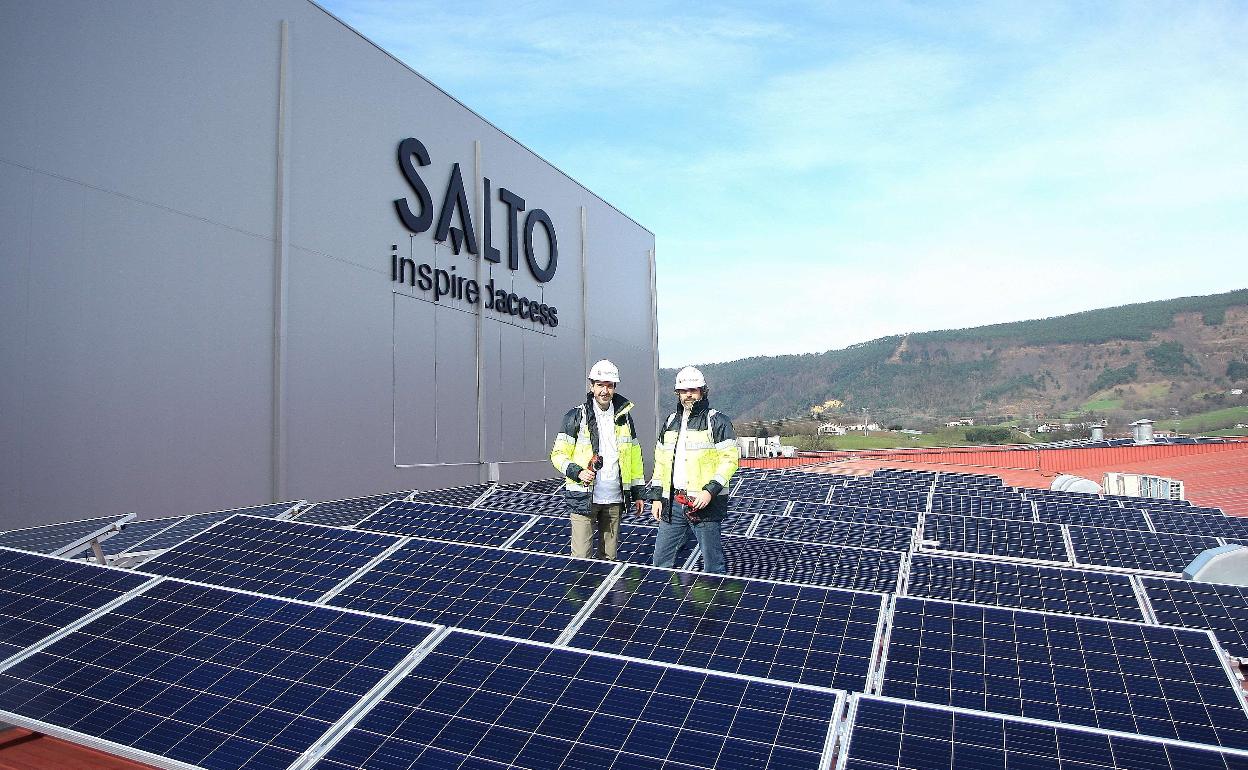 Dos técnicos comprueban los paneles solares instalados en la azotea de Salto Systems. 