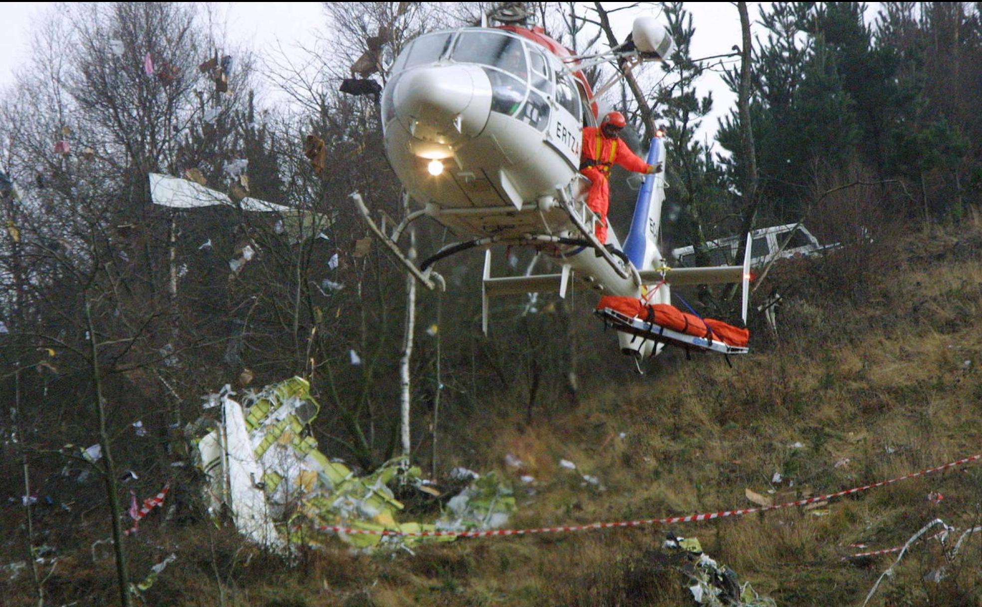 Un helicóptero de la Ertzaintza trabaja en el lugar del accidente. 