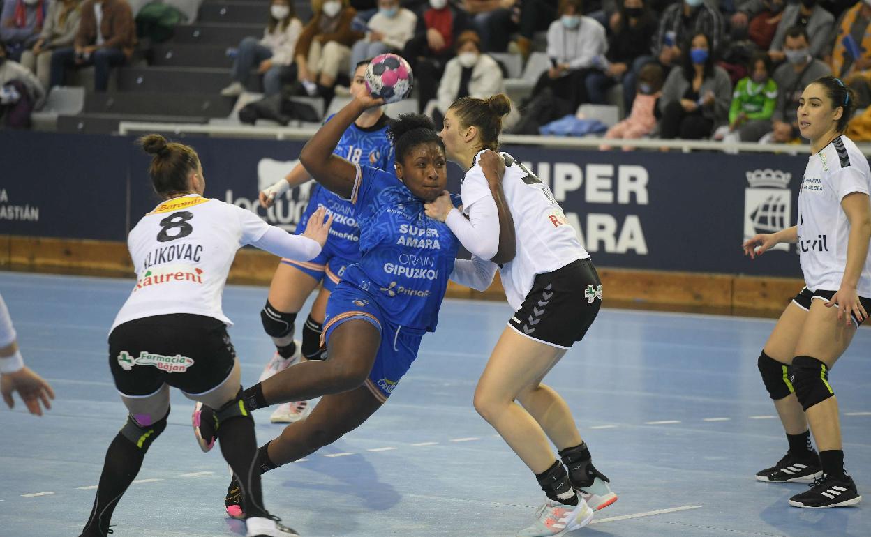 La jugadora del Super Amara Bera Bera Mariane Fernandez lanza a porteria en un patido. 