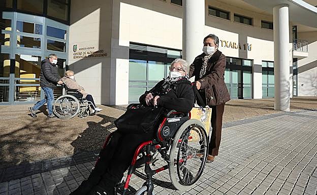 Estela y Miren posan en el exterior de Txara I tras finalizar la cuarentena por contacto estrecho