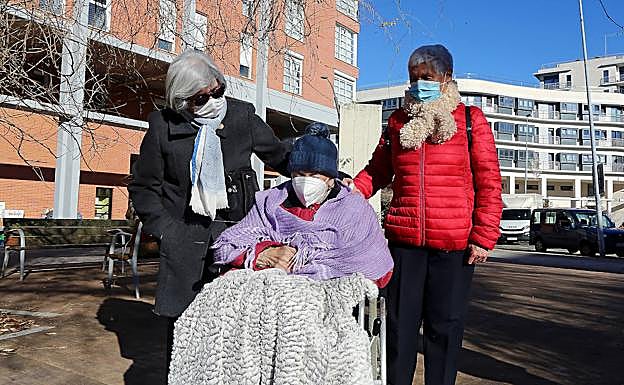 Gregori, en silla de ruedas, acompañada de Garbiñe y Socorro.